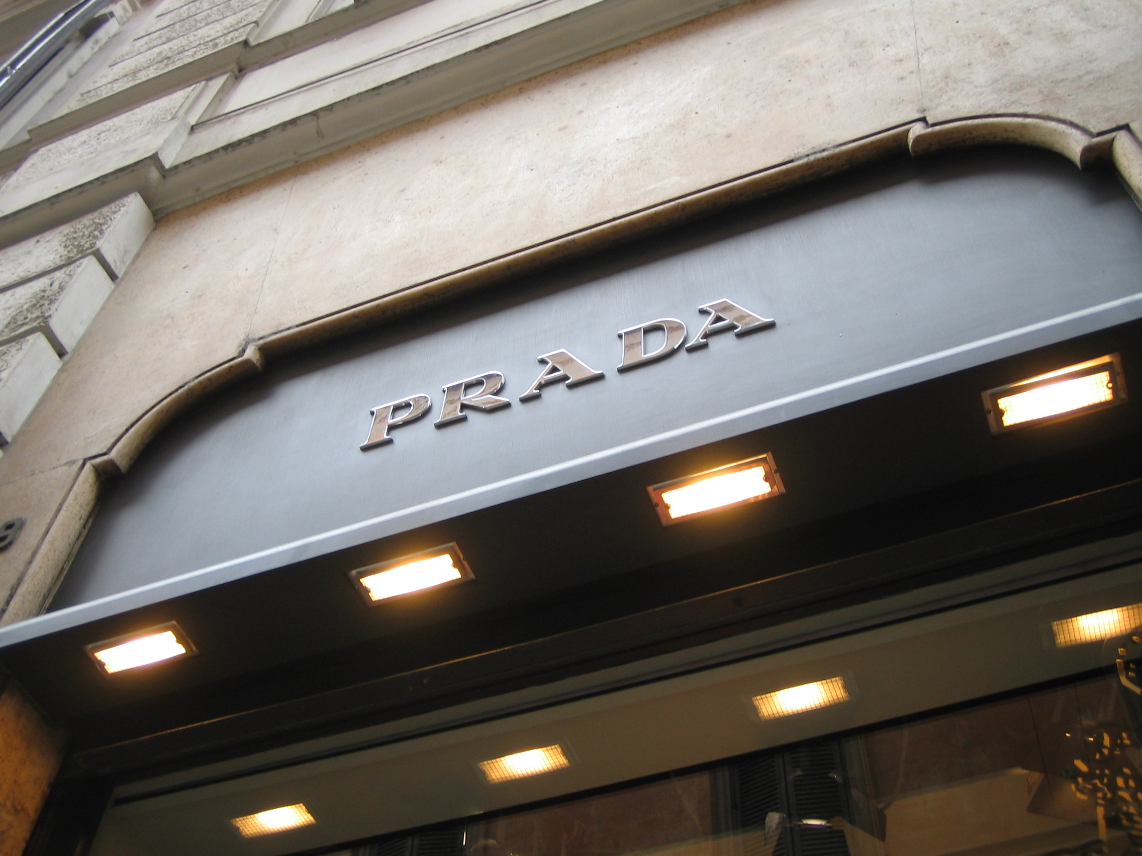 تاریخچه لوگو پرادا (Prada)